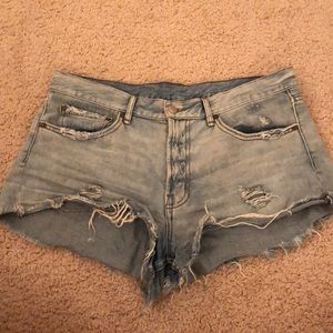 Essential mid rise shorts